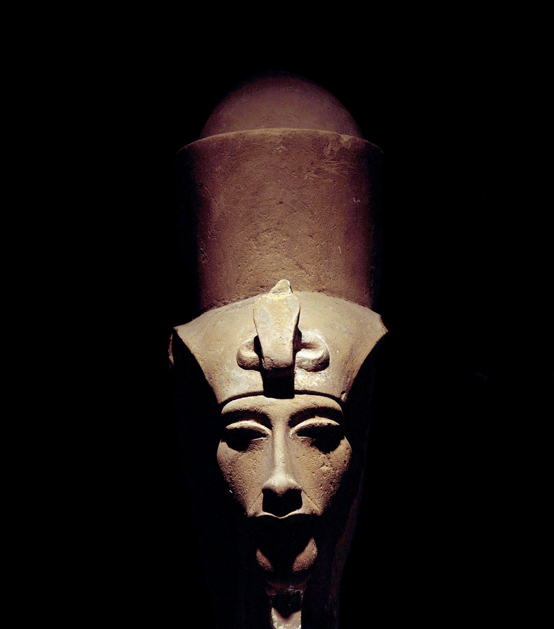 埃及古董：带有双冠的阿蒙霍特普四世（Amenophis IV 或 Akhenaton）雕像。 公元前 1301 年。 第十八王朝。 雕塑的细节。 来自底比斯的阿蒙拉神庙。 卢克索（卢克索或卢克索）。 卢克索博物馆。 埃及 作者 埃及第十八王朝