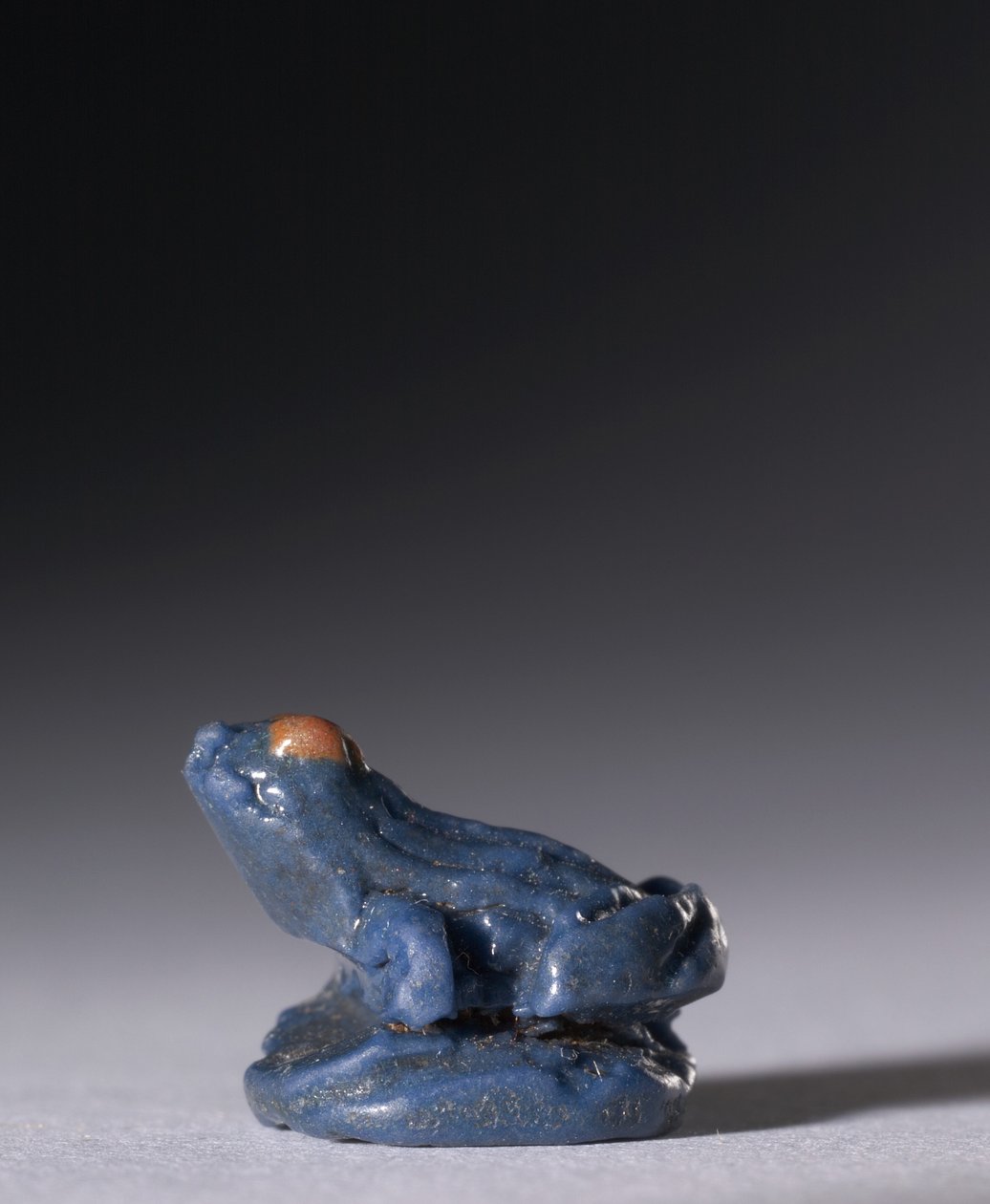 青蛙护身符，约公元前1380-1330年（多色辉石）。 作者 埃及第十八王朝