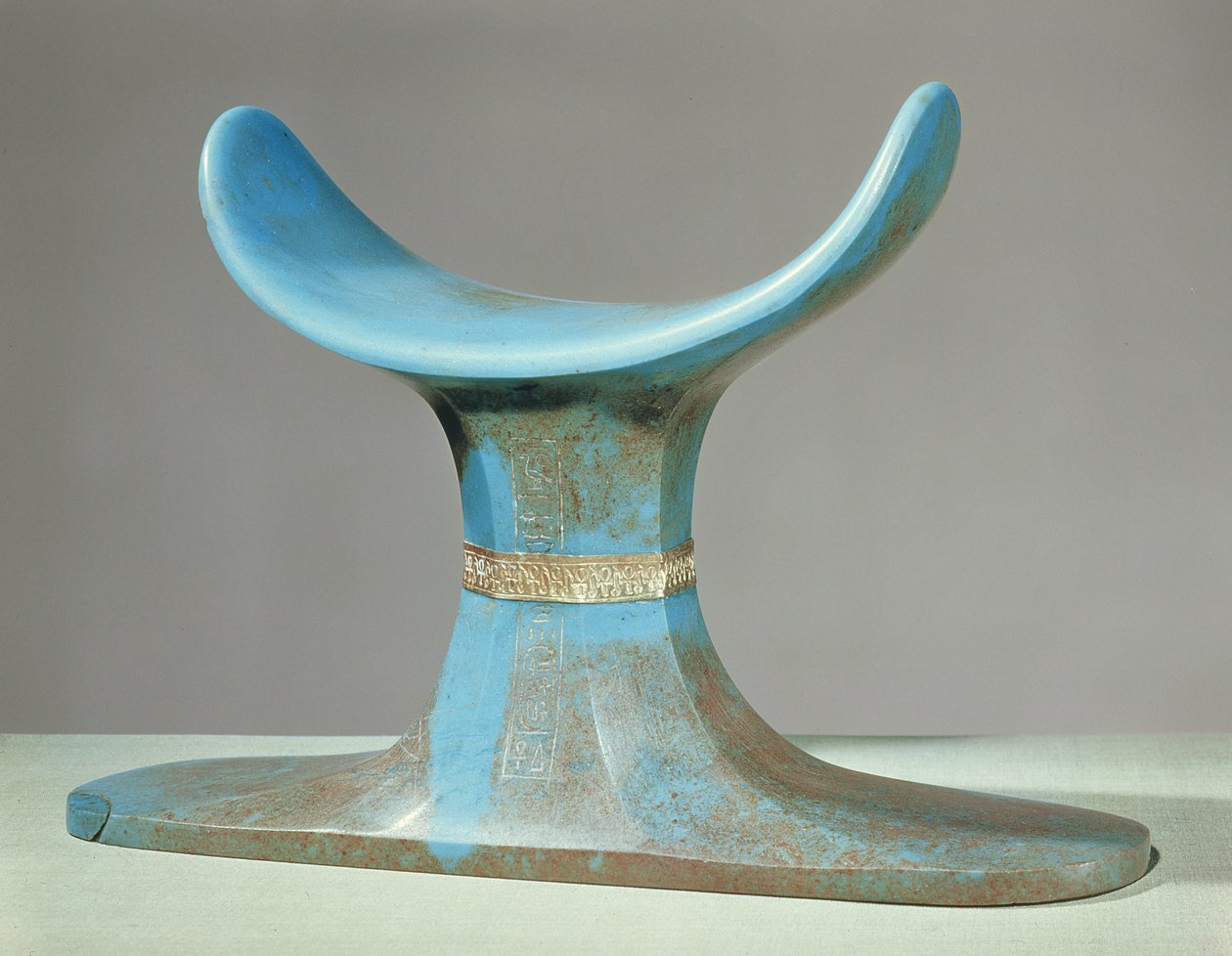 头枕，来自图坦卡蒙墓（公元前1370-52）新王国（蓝色玻璃贴） 作者 埃及第十八王朝