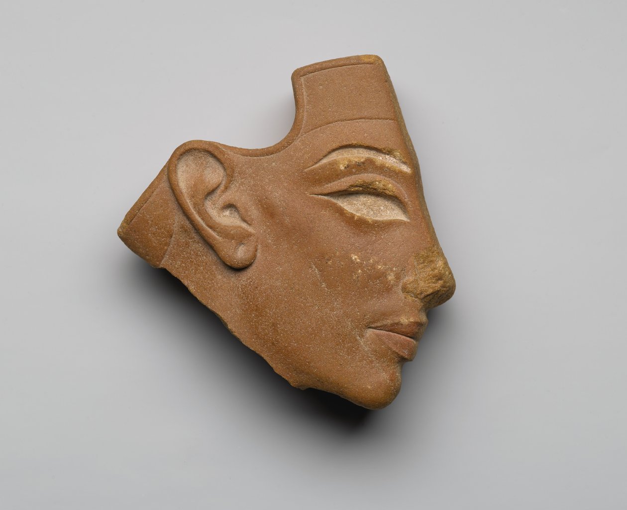 镶嵌型材头，来自新王国的Tell el-Amarna，公元前135.3-36（红色石英岩） 作者 埃及第十八王朝