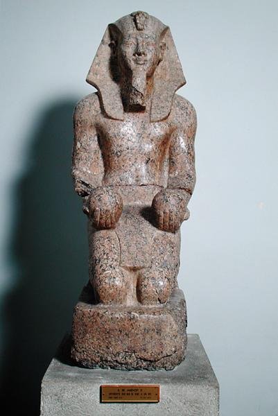 Amenhotep II（公元前1427-1392）的跪姿雕像，藏有葡萄酒，来自新英国底比斯，公元前1450-1425（花岗岩） 作者 埃及第十八王朝