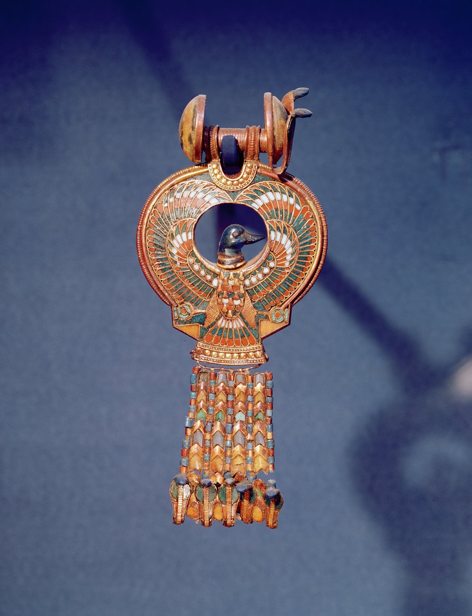 来自Tutankhamum墓，国王谷，底比斯，公元前1347  -  37年（黄金和熔融玻璃）（344029）的左耳环 作者 埃及第十八王朝