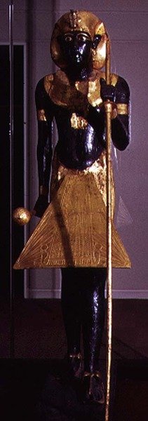 图坦卡蒙真人大小的雕像，来自图坦卡蒙墓（约公元前1370-1352年）新王国（木材和镀金青铜）（请参阅120789） 作者 埃及第十八王朝