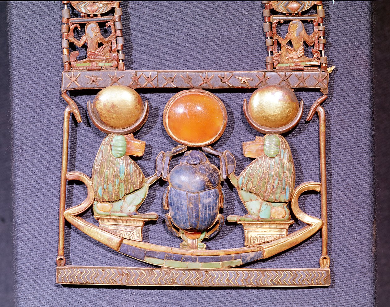 新王国图坦卡蒙（约公元前1370-52年）墓中的旭日项链（黄金镶嵌半宝石）（153788的细节）。 作者 埃及第十八王朝