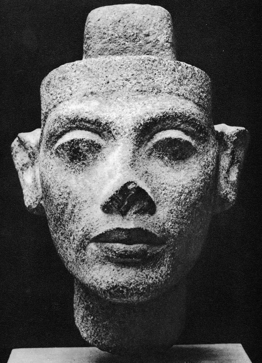 Nefertiti, queen consort of Akenaton (Akhenaten) the heretic pharaoh. 14th century BC (sculpture in dark granite bust) 作者 埃及第十八王朝