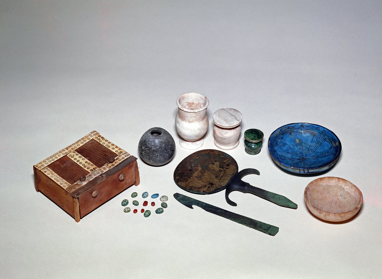 从一位埃及女士的墓中取出的物品，来自1723号墓群，来自新王国的Sidmant el-Gebel。 作者 埃及第十八王朝