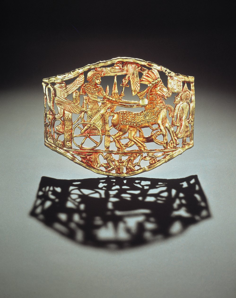从新王国图坦卡蒙墓（黄金）向囚犯展示国王凯旋归来的镂空牌匾或带扣（另见148199） 作者 埃及第十八王朝