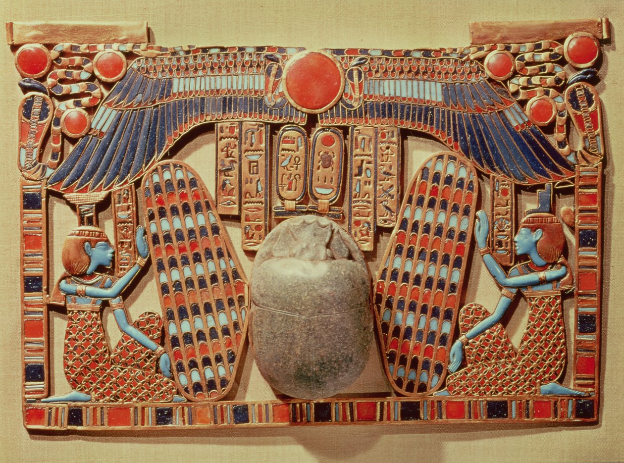 从Tutankhamun墓（公元前1370-52）新王国（金景泰蓝和玻璃糊）的Isis和Nephthys保护的翼状圣甲虫装饰的胸部 作者 埃及第十八王朝