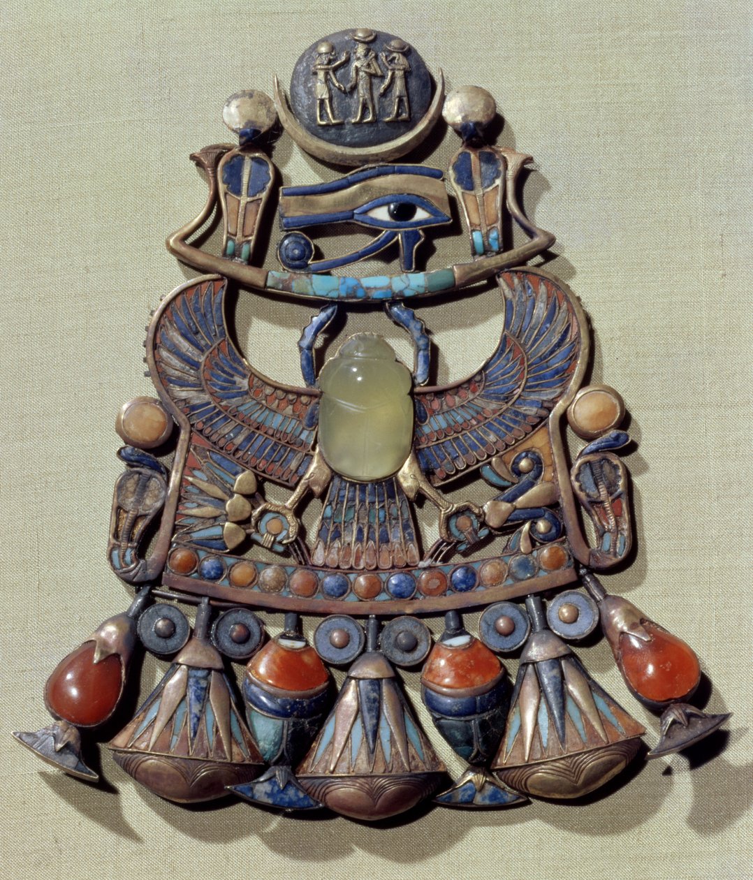 Tutankhamun墓（公元前1370-52）新王国（用半宝石和玻璃浆装饰的金景泰蓝）的胸鳍与鸟 - 圣甲虫 作者 埃及第十八王朝