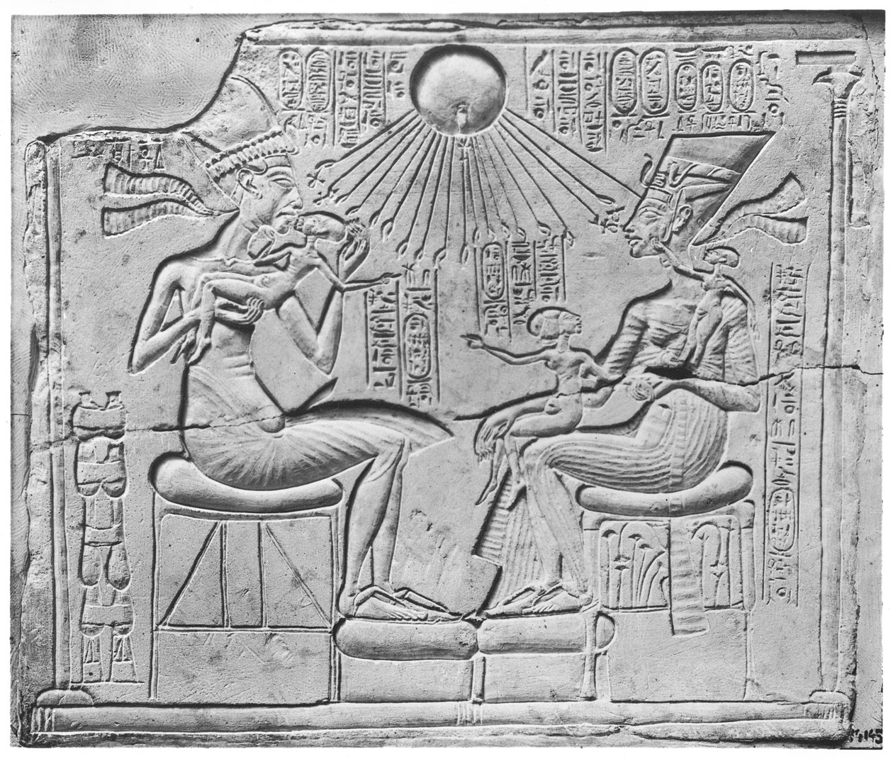 救济描绘阿滕赋予Amenophis IV（Akhenaten）（公元前1352-1336）他的妻子Nefertiti和他们的三个女儿的生命和繁荣，来自新王国的Tell el-Amarna，公元前1373-1354（李 作者 埃及第十八王朝