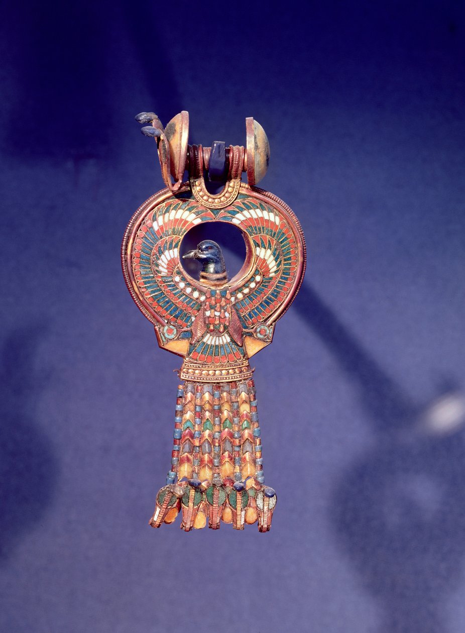 来自Tutankhamum墓，国王谷，底比斯，公元前1347  -  37年（黄金和熔融玻璃）的一对带蓝鸟的耳环的右耳环（另见344028） 作者 埃及第十八王朝