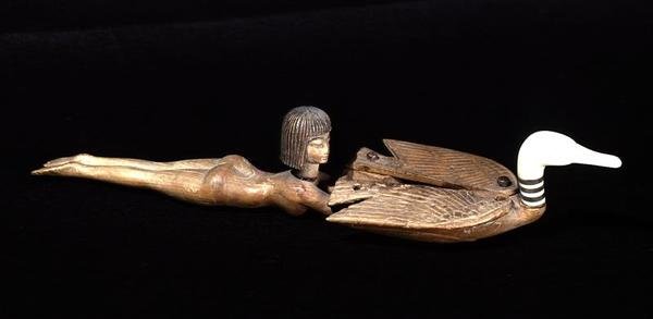 新的王国，公元前1400年（木材和象牙）游泳运动员形式的扁平手柄勺（另见110870） 作者 埃及第十八王朝