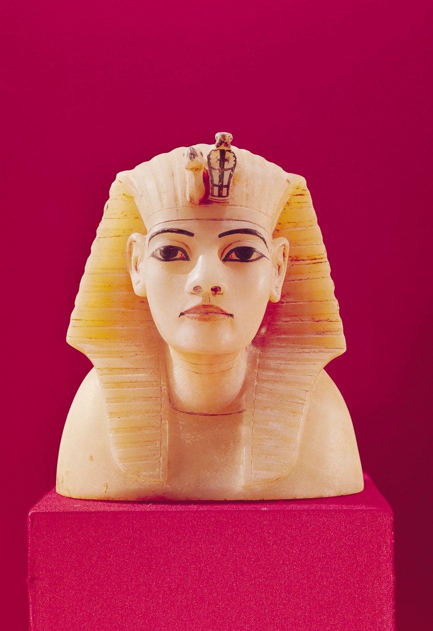 来自Tutankhamun墓（公元前1370-1352）新王国（雪花石膏）的一个罐头瓮的塞子 作者 埃及第十八王朝