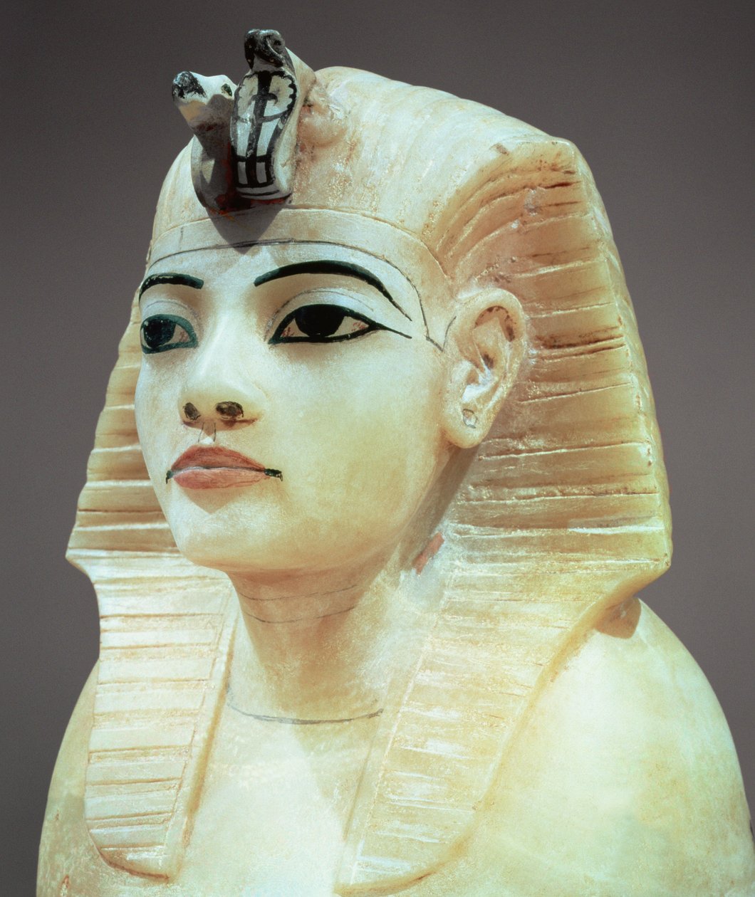 来自Tutankhamun墓（公元前1370  -  52年）新王国（雪花石膏）的一个罐头瓮的塞子（另见391018） 作者 埃及第十八王朝