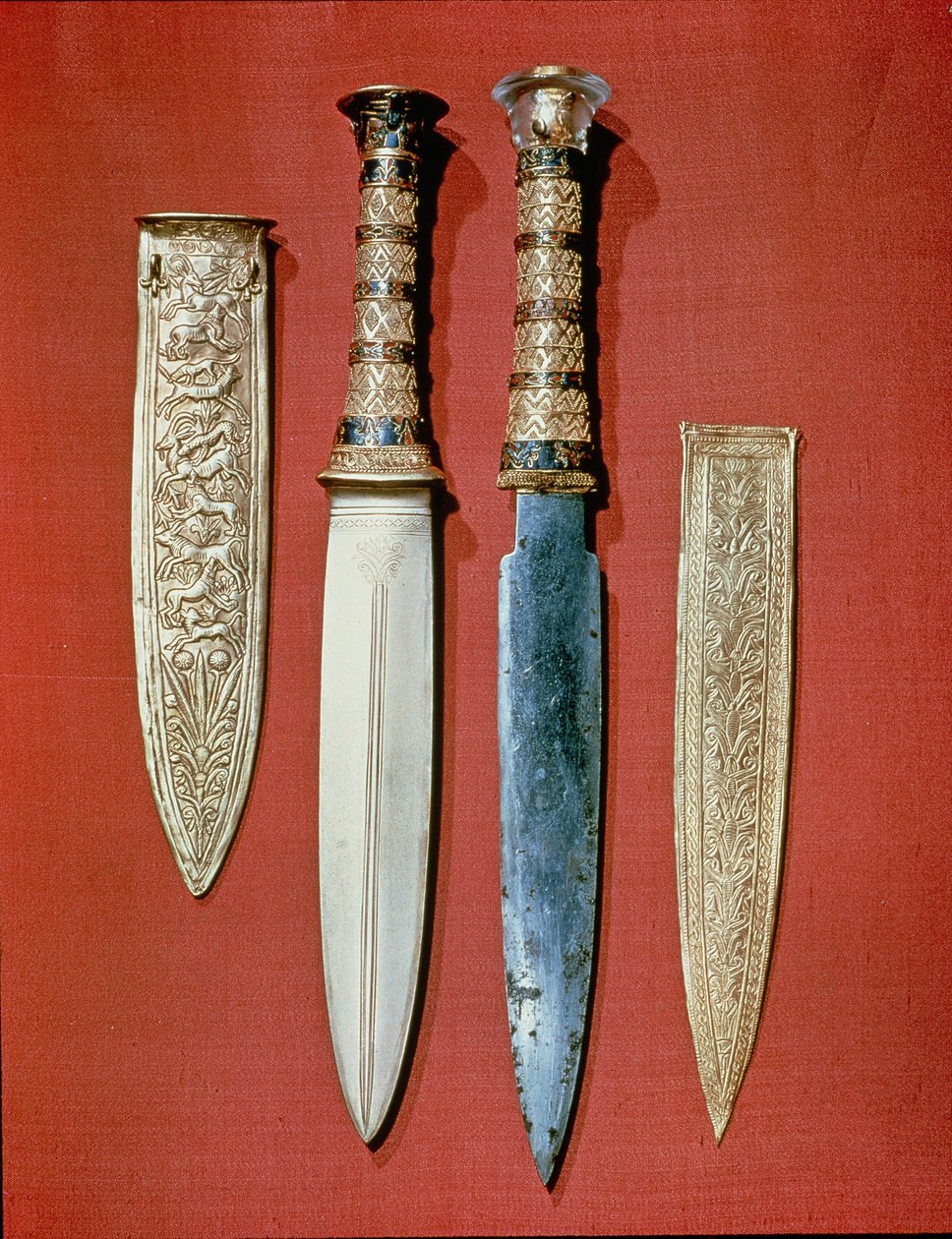 国王两把匕首，来自图坦卡蒙墓（公元前1370-52）新王国（金和铁） 作者 埃及第十八王朝