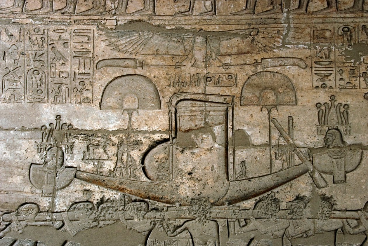 Egyptian Antiquiity: view of the reliefs representing the procession of the sacred boat, Memorial Temple dedicated to Pharaoh Ramses II (1279-1213 BC), Ramasseum site (Ramesseum) in Luxor, Egypt. 作者 埃及第19王朝