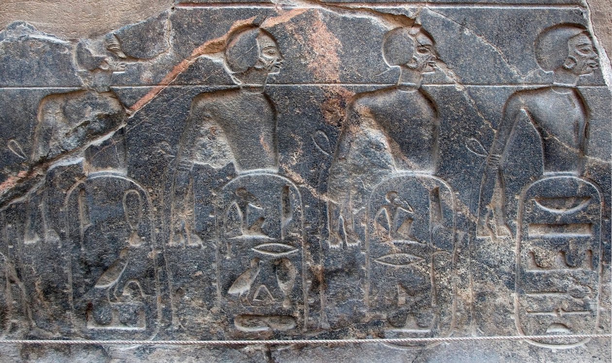 埃及古物：装饰法老拉美西斯二世（公元前1292-1186年）所征服的领土的徽章的浮雕细节。卢克索神庙。东岸（底比斯），埃及 作者 埃及第19王朝