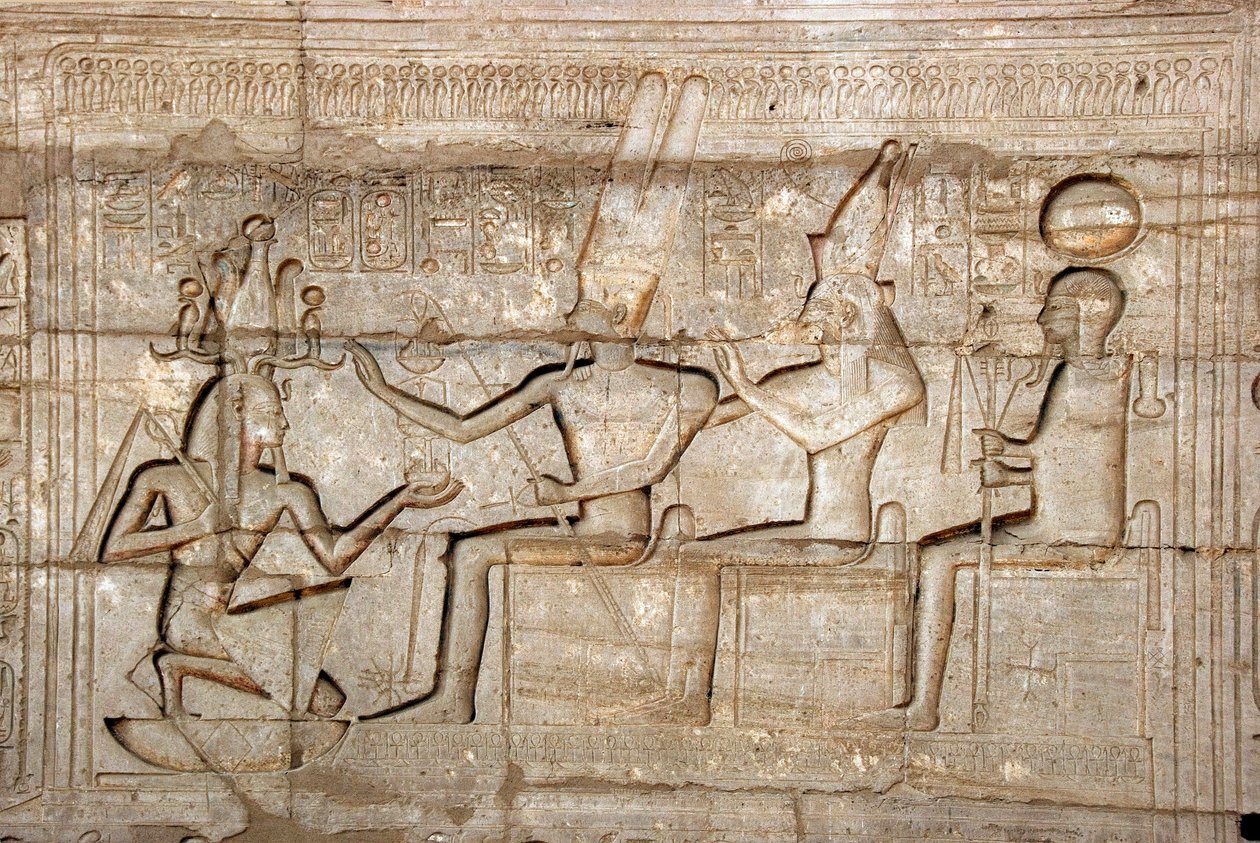 Egyptian antiquite: relief depicting Pharaoh Ramses II in front of the deities of the Theban triad, Amon, Mut and Khonsu; Funeral Temple dedicated to Pharaoh Ramses II (1279-1213 BC), site of Ramasseum (Ramesseum) in Luxor, Egypt. 作者 埃及第19王朝
