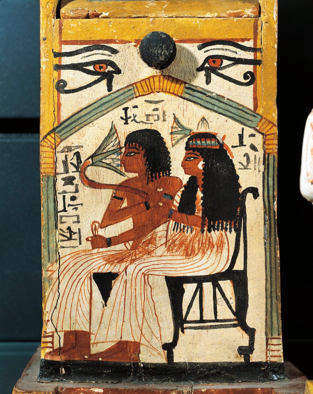 Khabekhent 的彩绘木制 shabti 盒，死者与妻子坐在一起，细节 作者 埃及第19王朝
