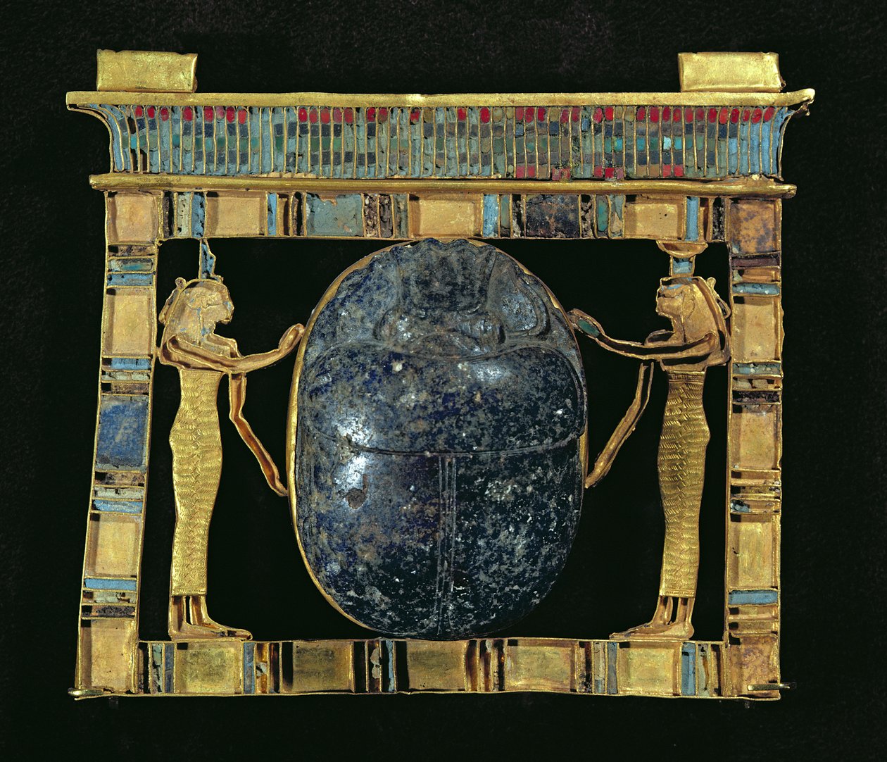 Pizier的Pectier，有一个金龟子，侧面是女神Isis和Nephthys，来自新王国孟菲斯的Serapeum（黄金，青金石和玻璃膏） 作者 埃及第19王朝