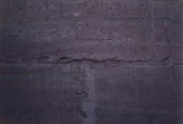显示阿蒙神庙正面的浮雕，由拉美西斯二世（1298-32）完成（照片）。 作者 埃及第19王朝