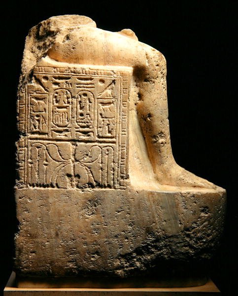 拉美西斯二世（1279-13）和妃子的雕像碎片的侧视图，新王国（雪花石膏）（另见241414）。 作者 埃及第19王朝