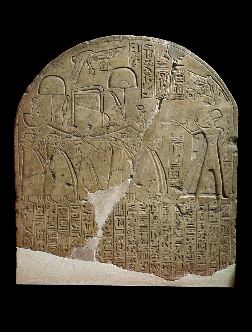 Stela由Koptos的拉美西斯二世神庙的工作监督致力于Isis，描绘了国王为伊希斯的神圣船提供香火，由祭司（石灰石）携带 作者 埃及第19王朝