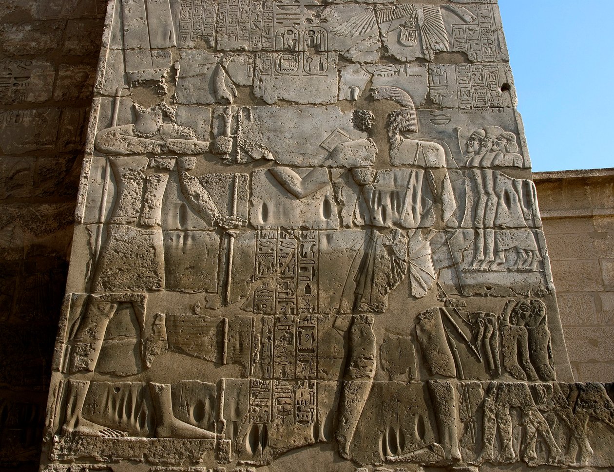 Egyptian antiquite: funeral temple of Ramses III (1187-1156 BC). Low relief representing the pharaoh receiving the insignia of power from the hands of Amon. Luxor, Medinet Habou, Egypt 作者 埃及第20王朝