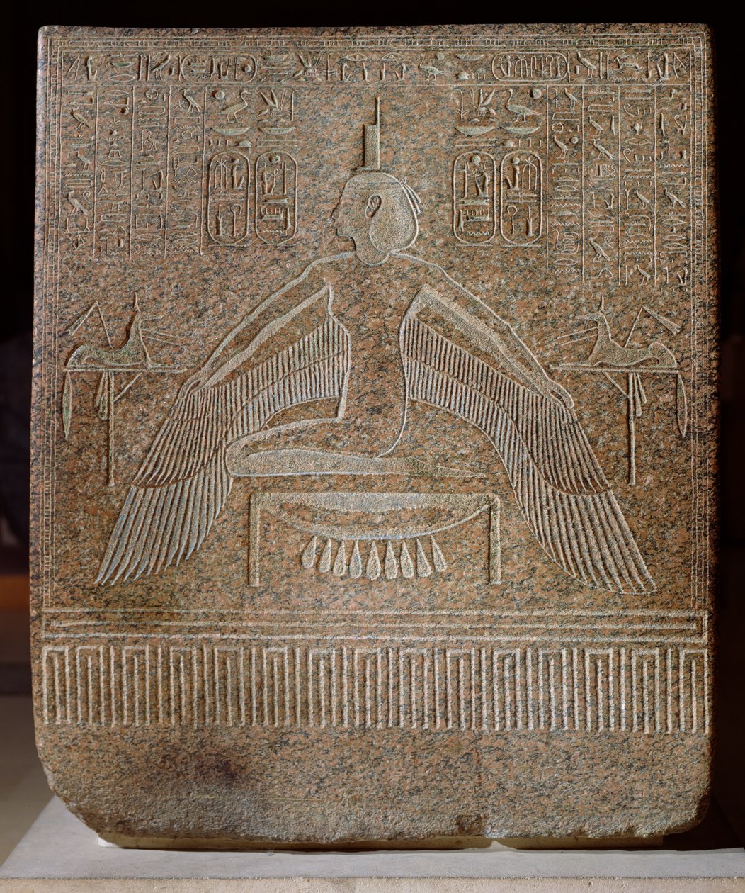 Isis Pterophor，来自拉美西斯三世（公元前1854-1153）的石棺，来自新王国国王谷（粉红色花岗岩）的坟墓 作者 埃及第20王朝