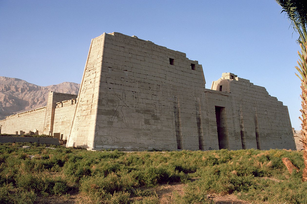 拉美西斯三世（公元前1142-1153）新王国太平间寺庙的第一座塔的视图 作者 埃及第20王朝