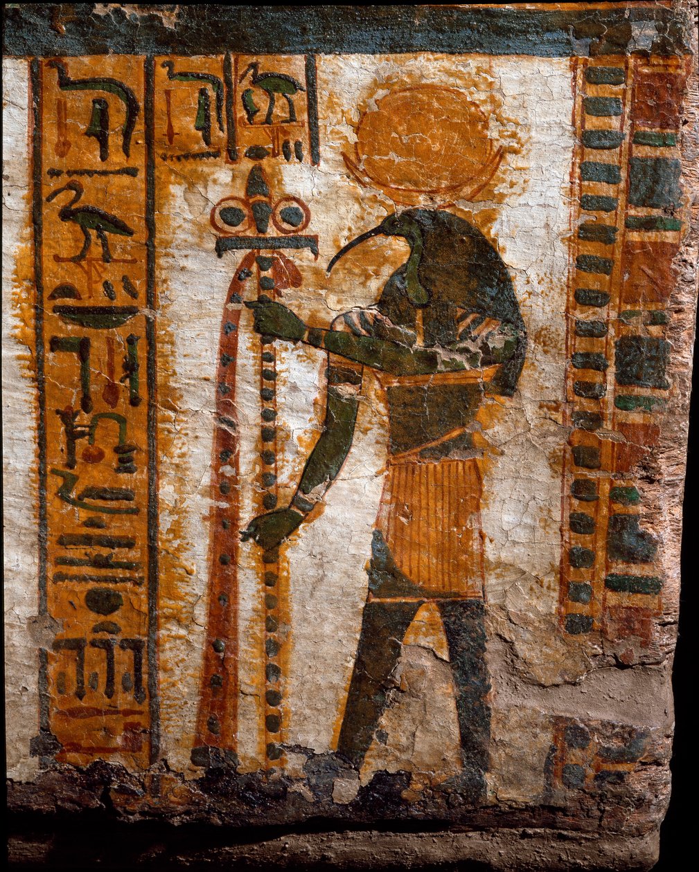 Egyptian antiquite: Thot, the god of the moon, in the form of a man at the head of ibis. decoration of the anthropoid sarcophagus of the scribe Butehamon, 21st dynasty (1085-935 BC). Museum of Egypt in Turin (Torino, Museo Egizio) 作者 埃及第21王朝