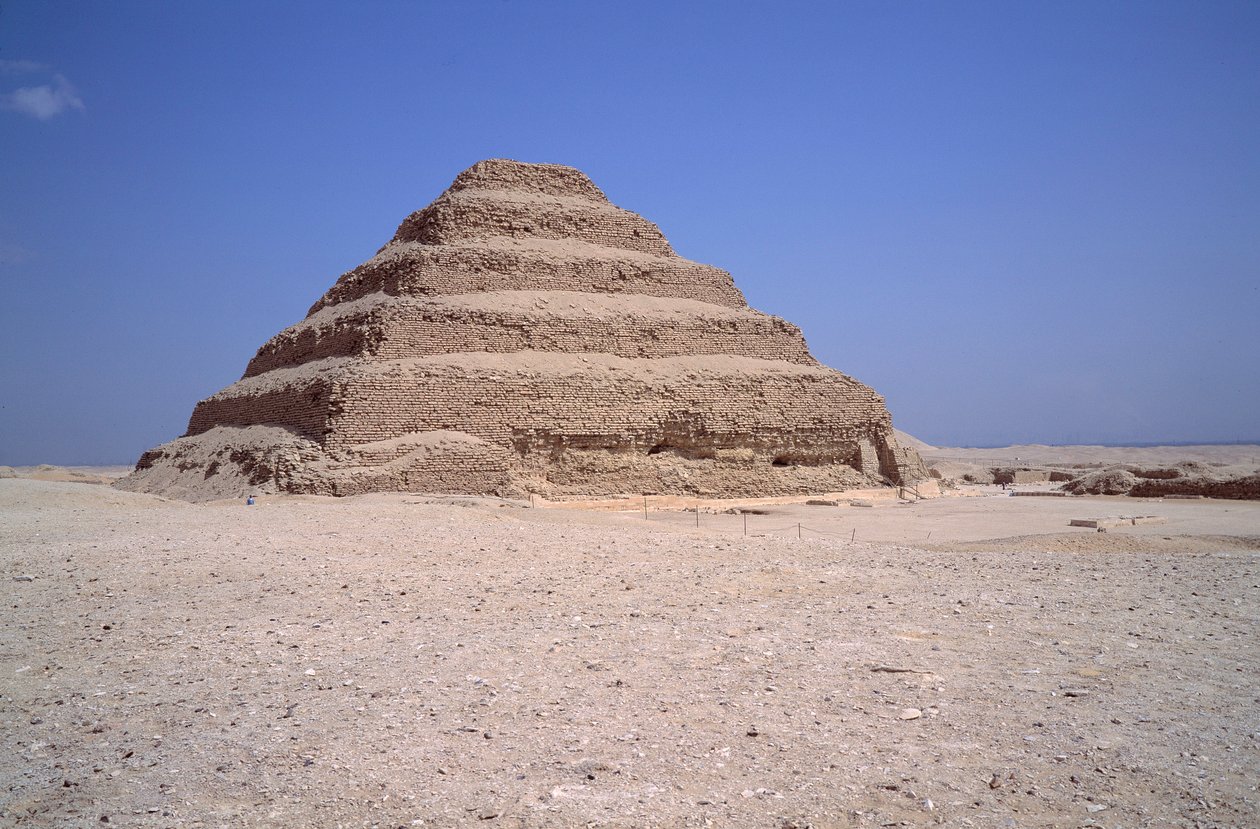 埃及古代。萨卡拉金字塔的景观。为Djeser国王建造Imhotep（约公元前2700年）（第三王朝）埃及Saqqarah。 作者 埃及第三王朝