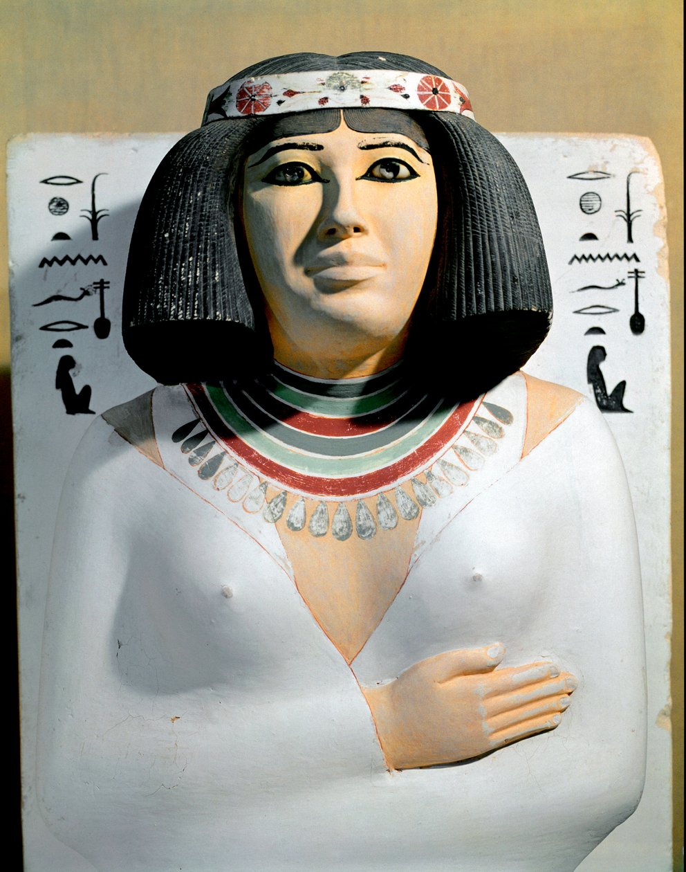 Egyptian Antiquiity: Nofret, wife of the high priest of Heliopolis and prince of Pe Rahotep. Painted limestone sculpture detail. 4th dynasty. From the mastaba of Rahotep to Meidoum. Egyptian Museum, Cairo. 作者 埃及第四王朝