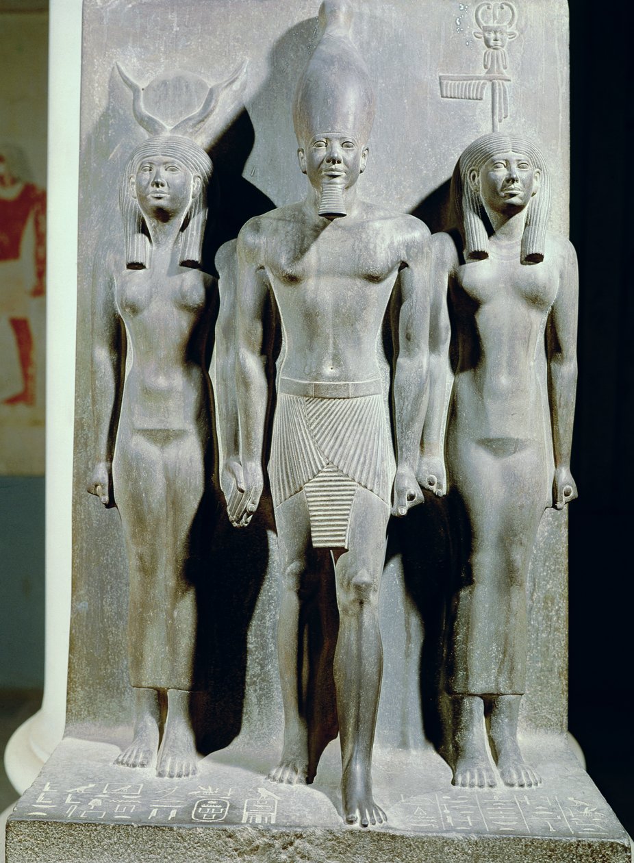 Menkaure（Mycerinus）与女神Hathor和Aphroditopolis nome女神的三合一，取自位于旧王国Giza的Menkaure金字塔谷神庙，公元前2259年（片岩）（见 作者 埃及第四王朝