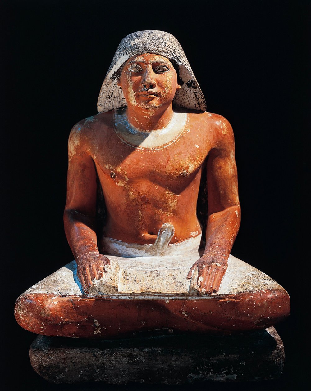 古埃及：古代帝国第五王朝萨卡拉 (Sakkara) 墓地的一位文士坐像（石灰石） 作者 埃及第五王朝