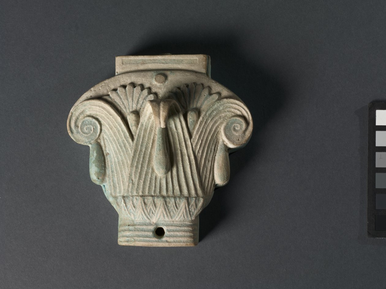复合资本形式的盒子（Pyxis），公元前305-30年（淡知更鸟蓝彩陶）。 作者 埃及托勒密时期