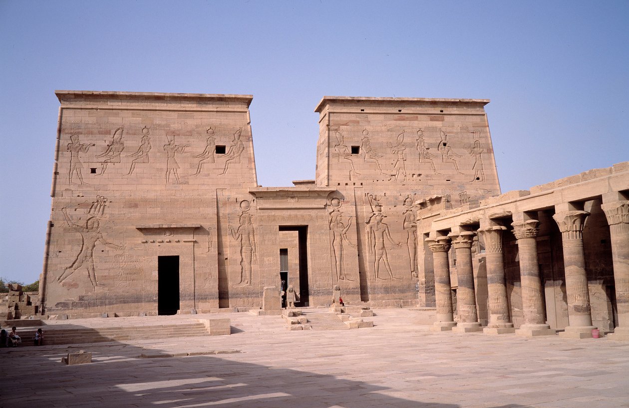 埃及古物：埃德福（Edfu）神庙的入口视图，该神庙供奉着神灵荷鲁斯，建于公元前237年至57年。埃及 作者 埃及托勒密时期