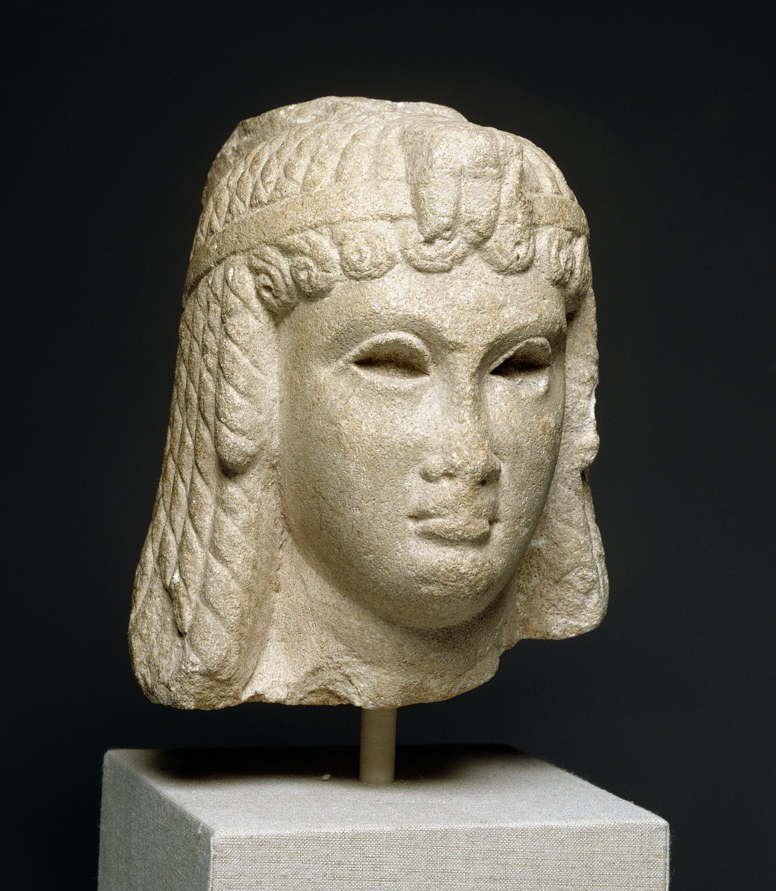 戴重假发的女王的头，可能是克里奥帕特拉七世（69-30BC）（大理石） 作者 埃及托勒密时期