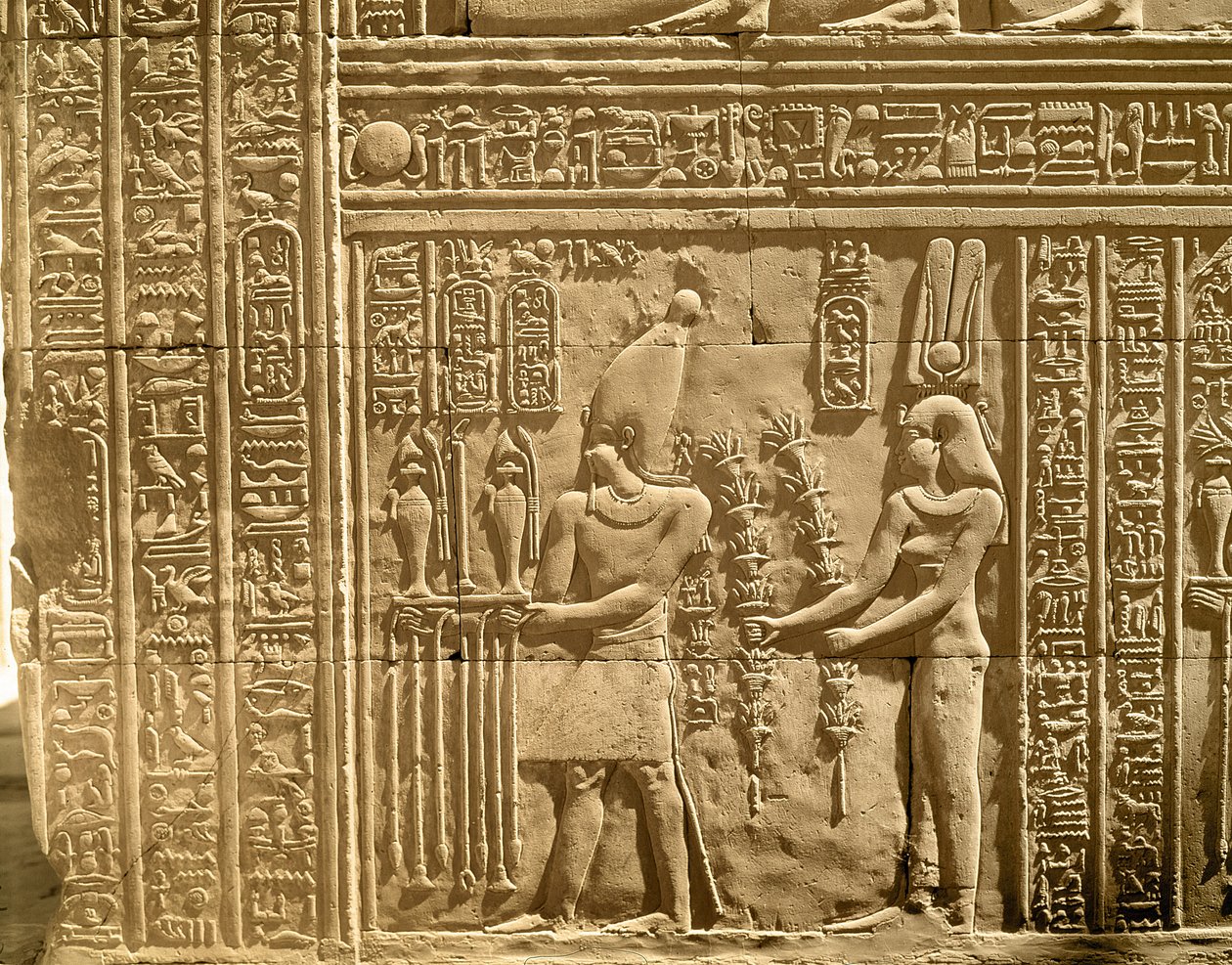 描绘托勒密八世Euergetes II（Physkon）和Cleopatra III为神灵献祭的救济 作者 埃及托勒密时期