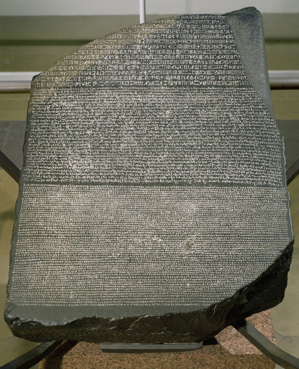 罗塞塔石碑，来自拉希德圣朱利安堡（罗塞塔），公元前 196 年（石碑）（另见 2359） 作者 埃及托勒密时期