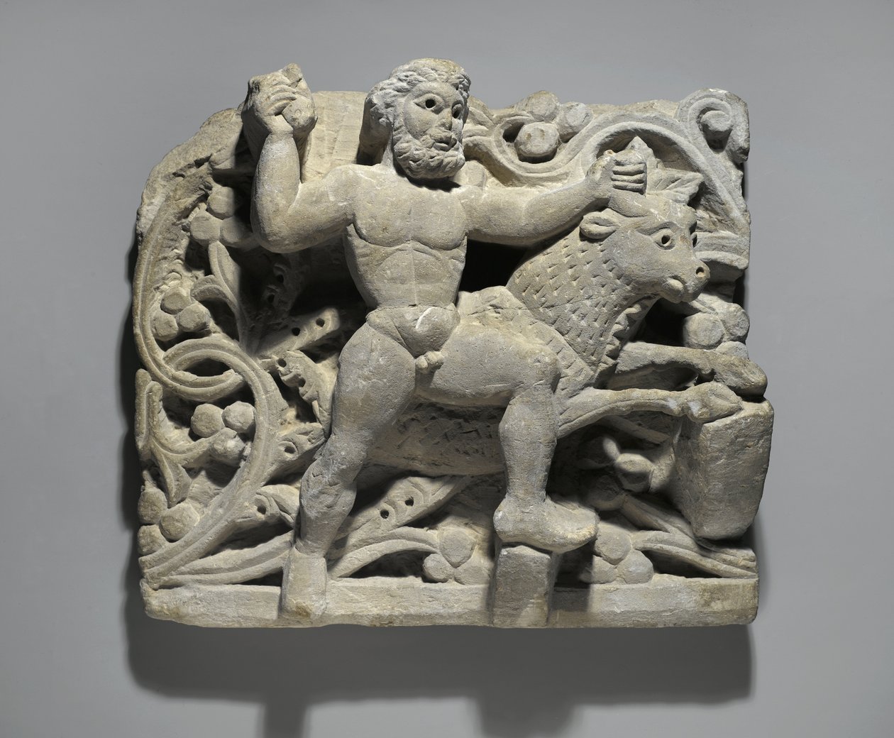 赫拉克勒斯以Oxyrhynchus的公牛形式锻造Acheloos，c.300-500（石灰石） 作者 埃及学派