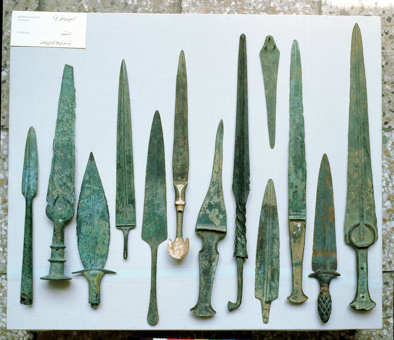 剑和匕首，来自伊朗洛雷斯坦，2000年 - 公元前1000年（青铜） 作者 lam石