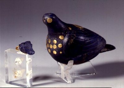 来自伊朗西南部苏萨的公牛头的奉献鸽子和吊坠，公元前1150年（青金石和黄金）（另见214127） 作者 lam石