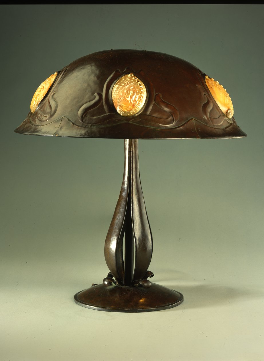 台灯，约1910年（铜和珍珠鲍鱼壳） 作者 伊丽莎白·伊顿·伯顿