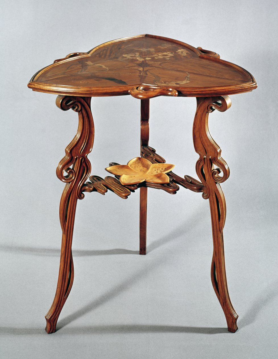 Nenuphar边桌，c.1900（木头） 作者 埃米尔·加勒（Emile Galle）