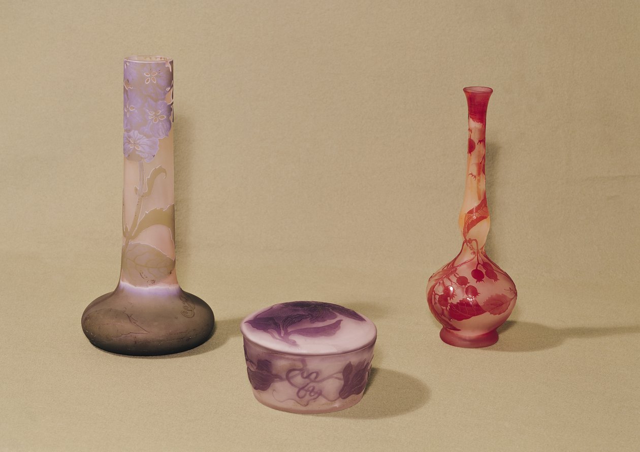 两个花瓶和一个bonbonniere，19-20世纪（玻璃） 作者 埃米尔·加勒（Emile Galle）