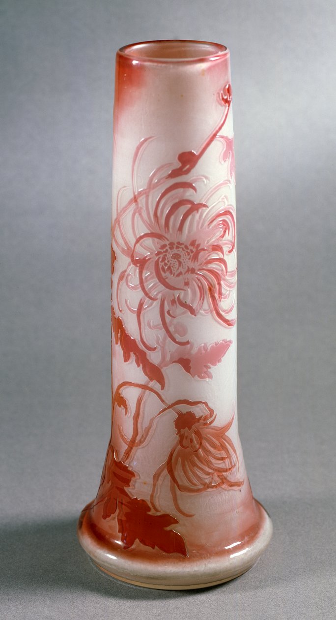 红色菊花装饰双层玻璃花瓶，约 1900 年，法国 作者 埃米尔·加勒（Emile Galle）