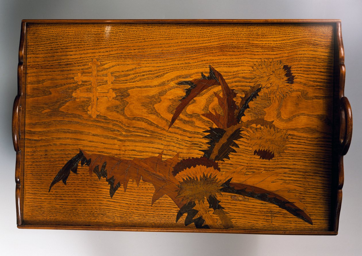 镶嵌着蓟花装饰的木质托盘，由埃米尔-加勒（1846-1904）制造，40x42厘米，法国，20世纪 作者 埃米尔·加勒（Emile Galle）