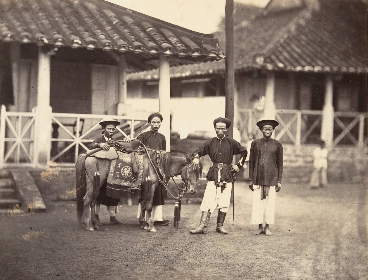 富有的安南人骑着马，科钦纳州，1866年。 作者 埃米尔·格塞尔（Emile Gsell）