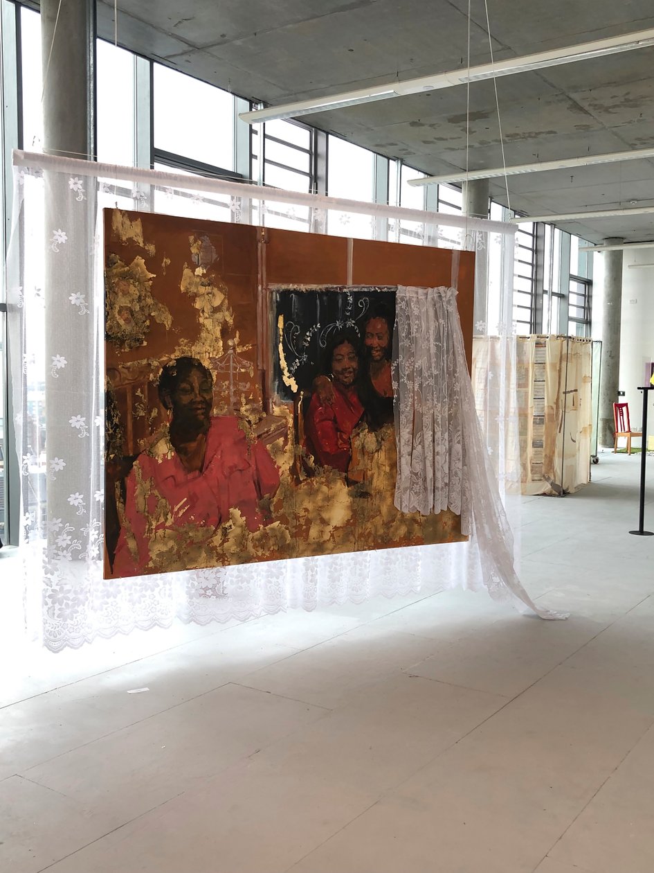Matrilineality, 2019, Oil, acrylic, fabric, print and imitation gold leaf on canvas 作者 艾玛·普伦佩（Emma Prempeh）
